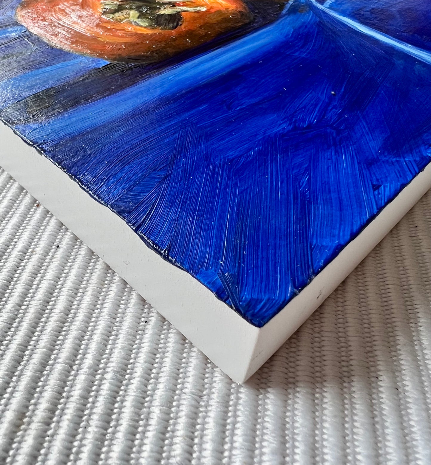 „Kakis auf Royalblau“